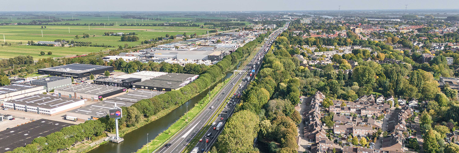 Luchtfoto van snelweg A15 en Sliedrecht
