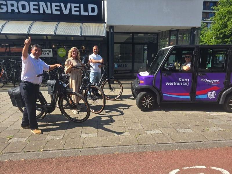 Medewerkers van Stroomlijn op de poolfietsen