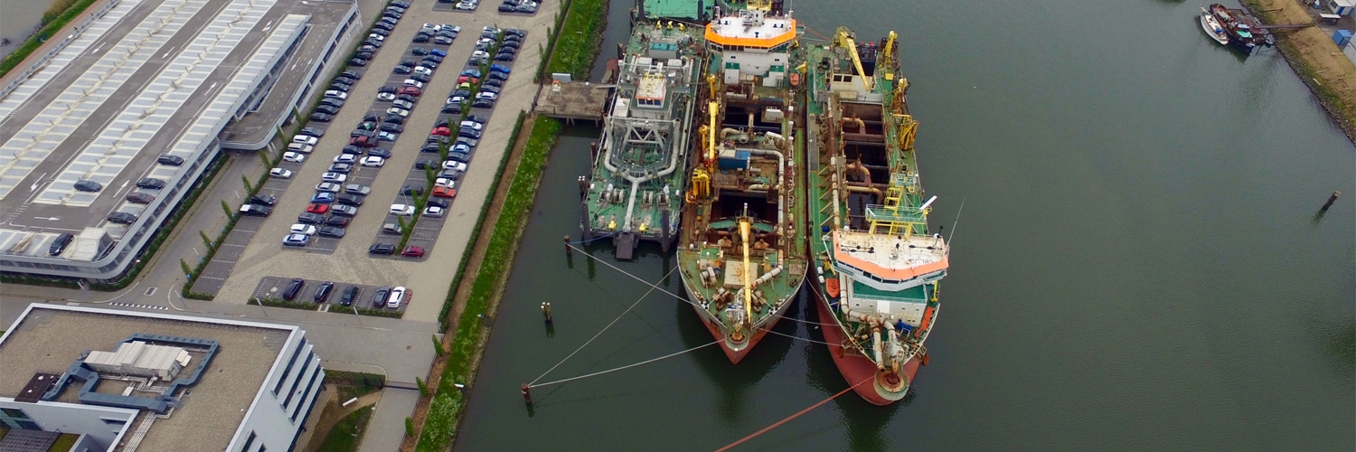 Luchtfoto van twee schepen aan de kade