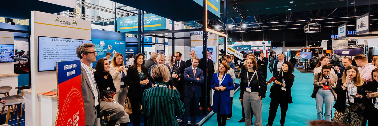 Sfeerfoto met groep mensen bij stand Port of Rotterdam op Europort 2025