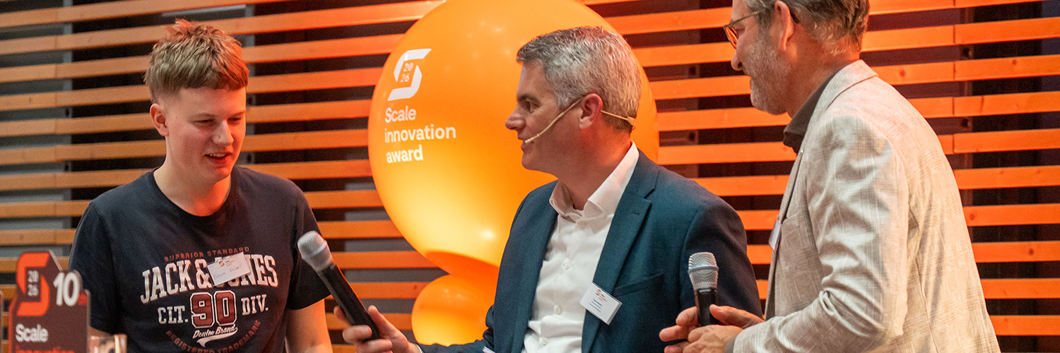 Student Bram met directeur Duurzaamheidsfabriek Daan Wortel en jurylid Peter Huizer tijdens de Scale Innovation Award