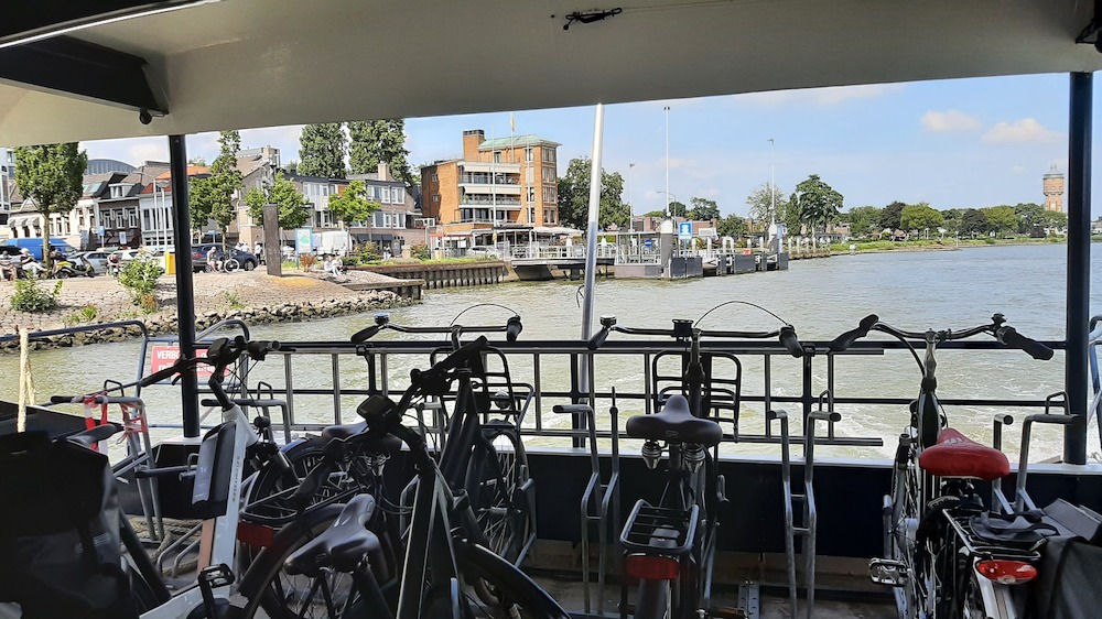 Fietsen aan boord van de Waterbus bij halte in Zwijndrecht
