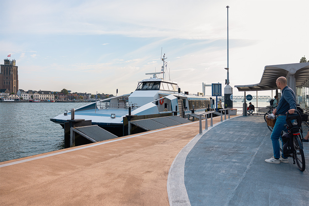 Waterbus aan de kade met passagiers langs de kant