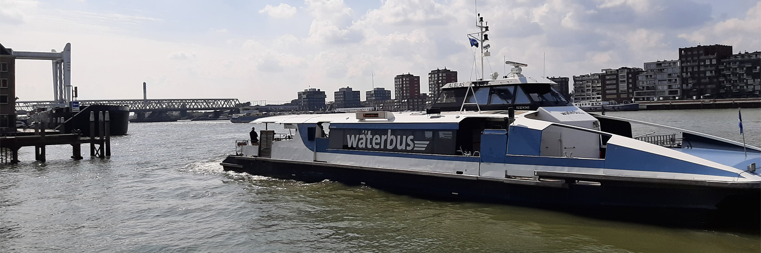 Waterbus meert aan bij halte in Dordrecht