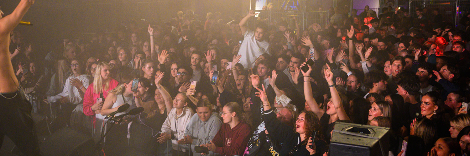 Volle zaal met studenten bij een optreden tijdens de tweede editie van het Drechtsteden Studentenfestival