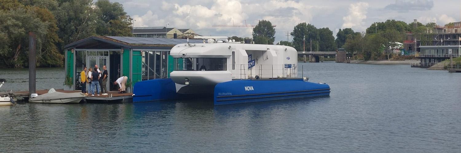 Elektrisch aangedreven onderzoeksschip NOVA aan wal in Dordrecht