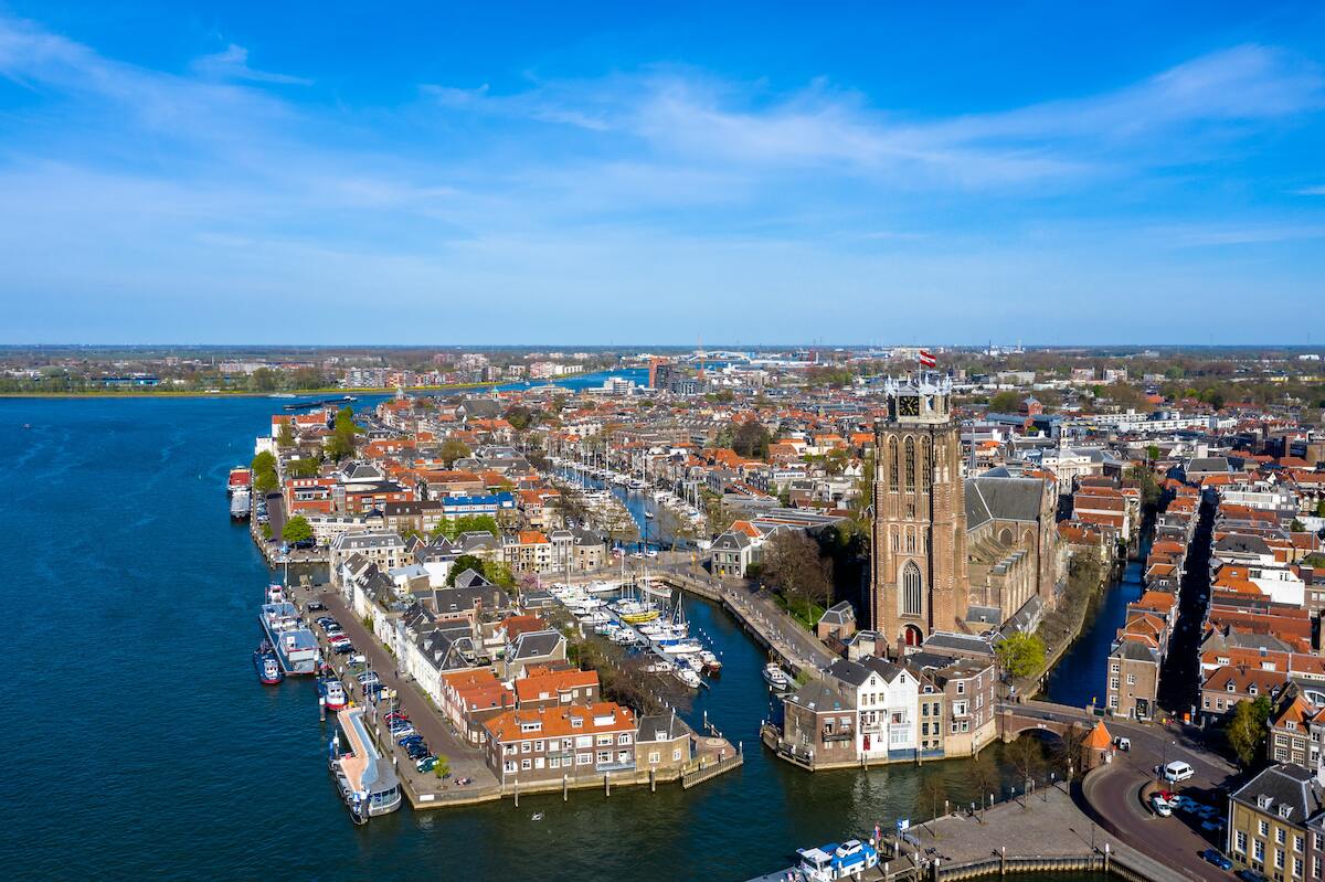 Een luchtfoto van de grote Kerk in Dordrecht 