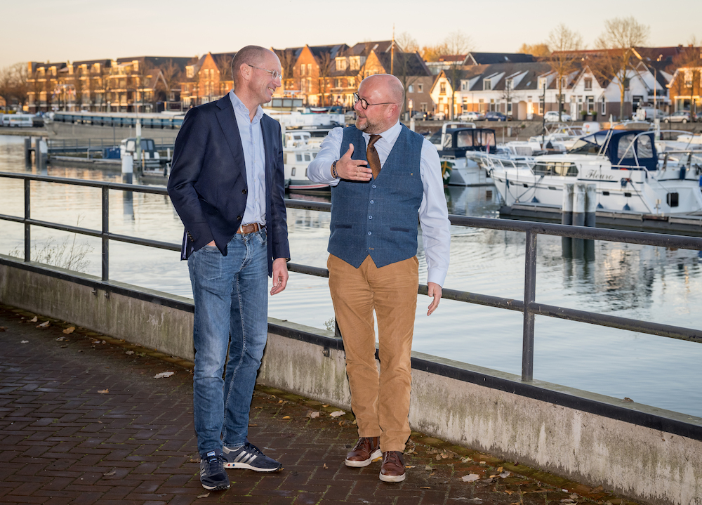 Gebiedsmanager HVC Willy Heussen (links) en wethouder Sliedrecht Ton Spek (rechts) in gesprek