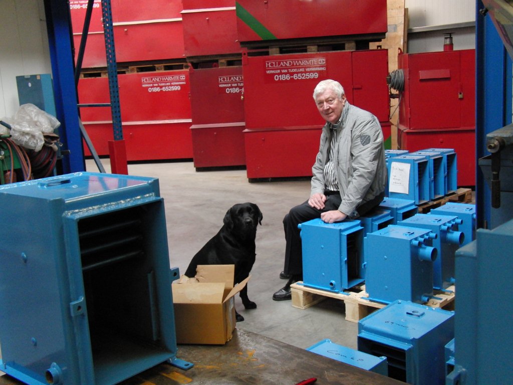 Theo van Triet in het magazijn van Holland Warmte