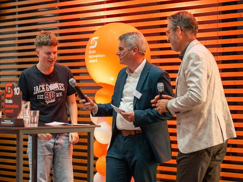 Winnaar Young Talent Award samen met Daan Wortel (Managing Director Duurzaamheidsfabriek) en Peter Huizer (jurylid)