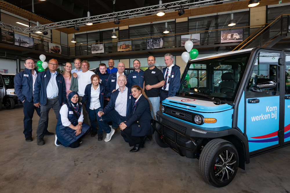 De chauffeurs van Stroomlijn met de nieuwe elektrische Wijkhopper