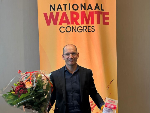 Gebiedsmanager HVC Drechtsteden Willy Heussen neemt award voor 'Beste warmtenet in Nederland 2025' in ontvangst
