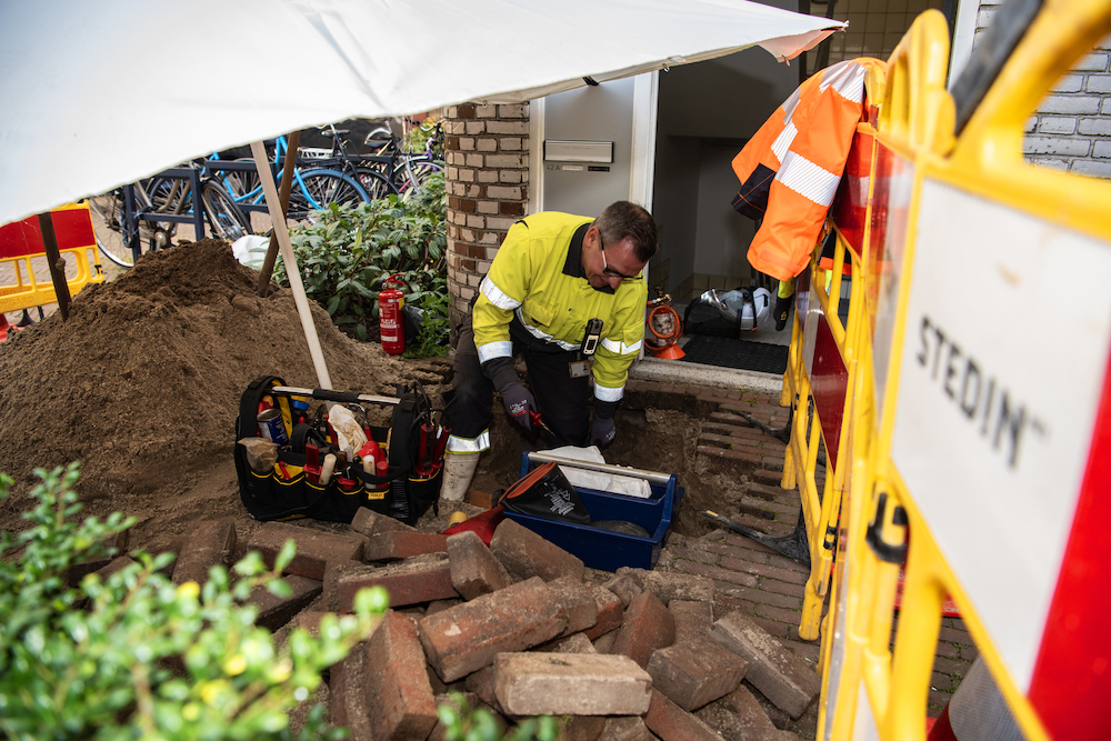 Werknemer Stedin werkt aan hoofdaansluiting stroomnet