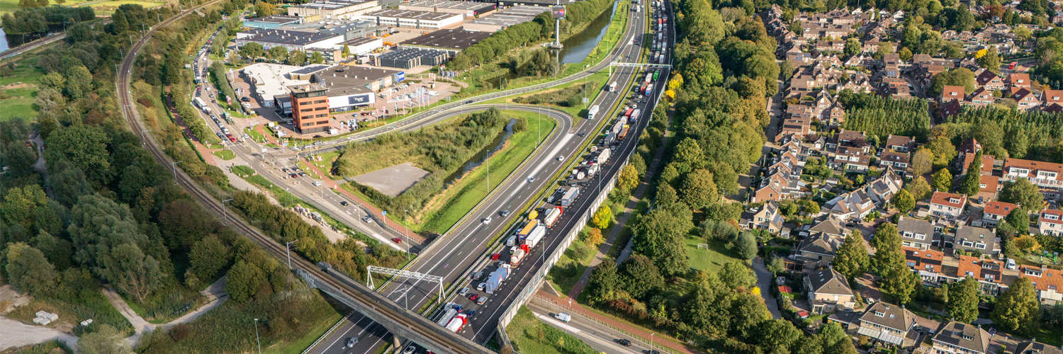 Luchtfoto van file op A15 richting Gorinchem bij Sliedrecht