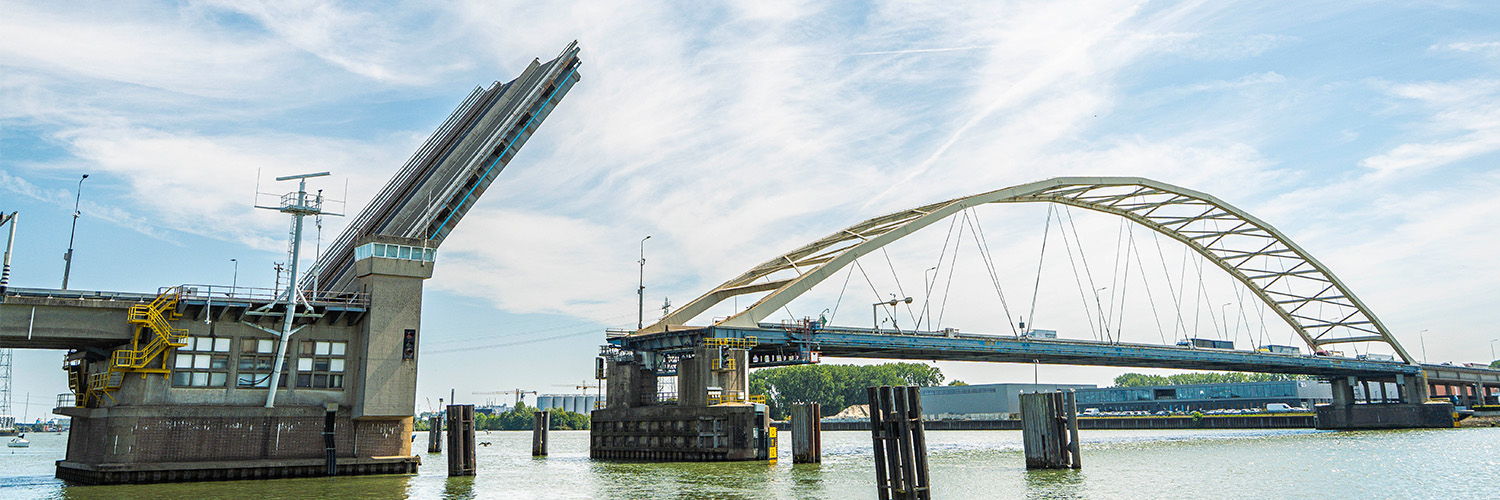 Brugklep van Papendrechtsebrug gaat open voor doorvaart schip