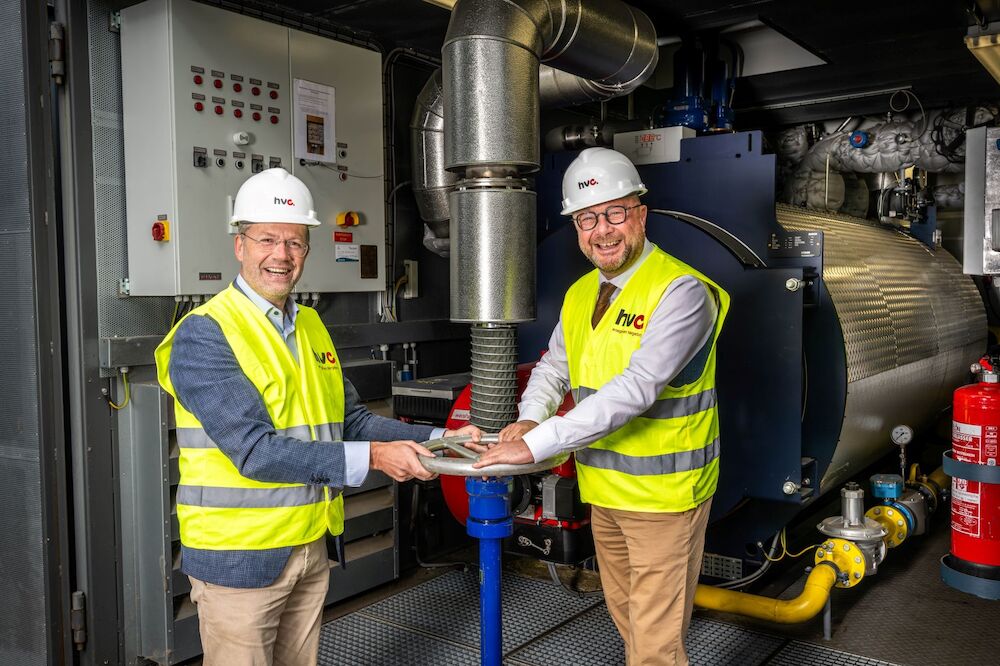 Algemeen directeur HVC Dion van Steensel en wethouder van Sliedrecht Ton Spek draaien symbolisch de gaskraan dicht