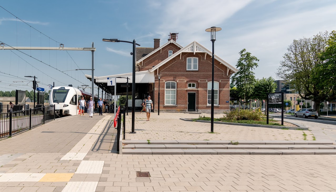 Een foto van station Sliedrecht waar mensen uit de MerwedeLingeLijn stappen 