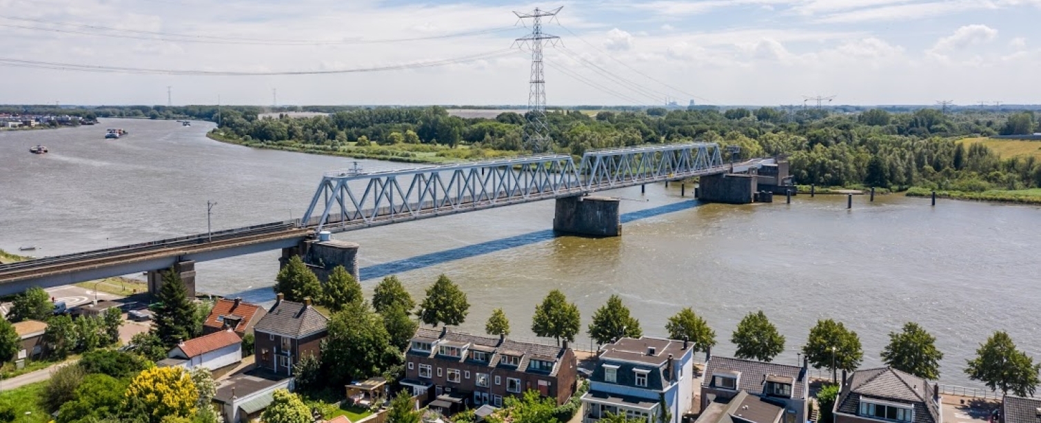 Een brug waar de MerwedeLingelijn over rijdt