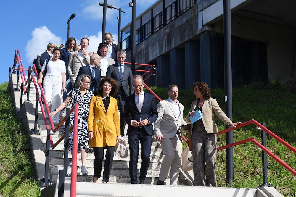 Delegatie met onder andere staatssecretaris Annet Bertram (Infrastructuur & Waterstaat), Jan de Vries (burgemeester van Sliedrecht), Lisette de Lijster de Raadt (algemeen directeur Stroomlijn) en Saskia Platenkamp (programmamanger Bereikbaarheid en Mobiliteit van Smart Delta Drechtsteden) lopen de trap af bij station Sliedrecht Baanhoek.