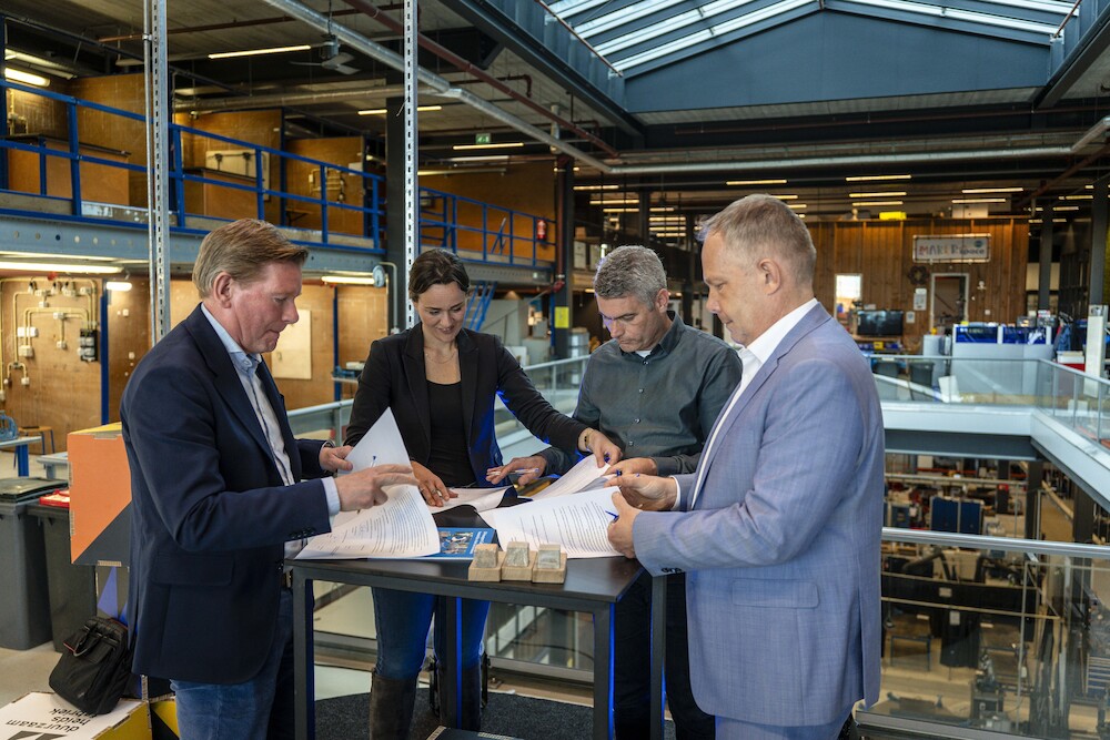 Ondertekening realisatie eerste paal Maakfabriek door Paul Mallee, Chris van Benschop, Daan Wortel, Wico van Helden