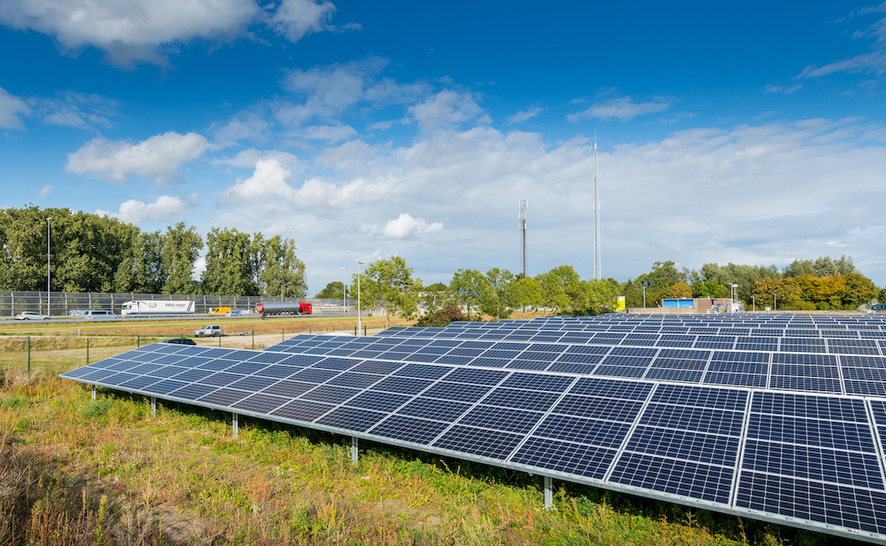 Zonnepanelen langs een weg