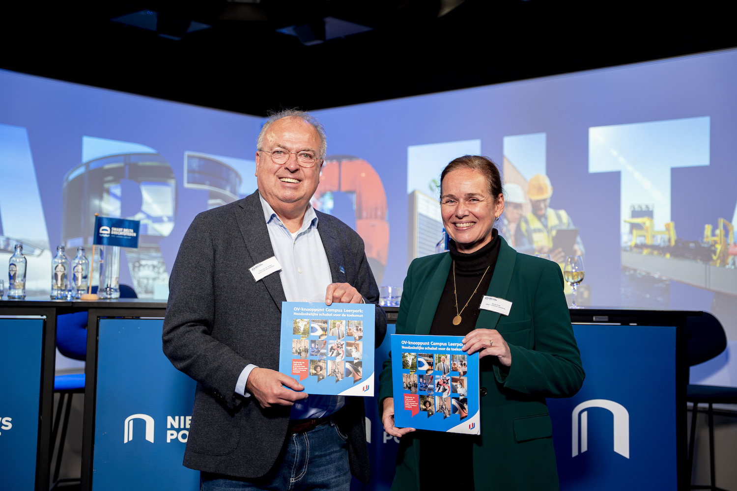 Peter van der Velden (ambassadeur Bereikbaarheid) en Nicole Stolk (voorzitter Raad van Bestuur Albert Schweitzer Ziekenhuis) houden het document vast over de noodzaak van geplande OV-knooppunt Campus Leerpark.