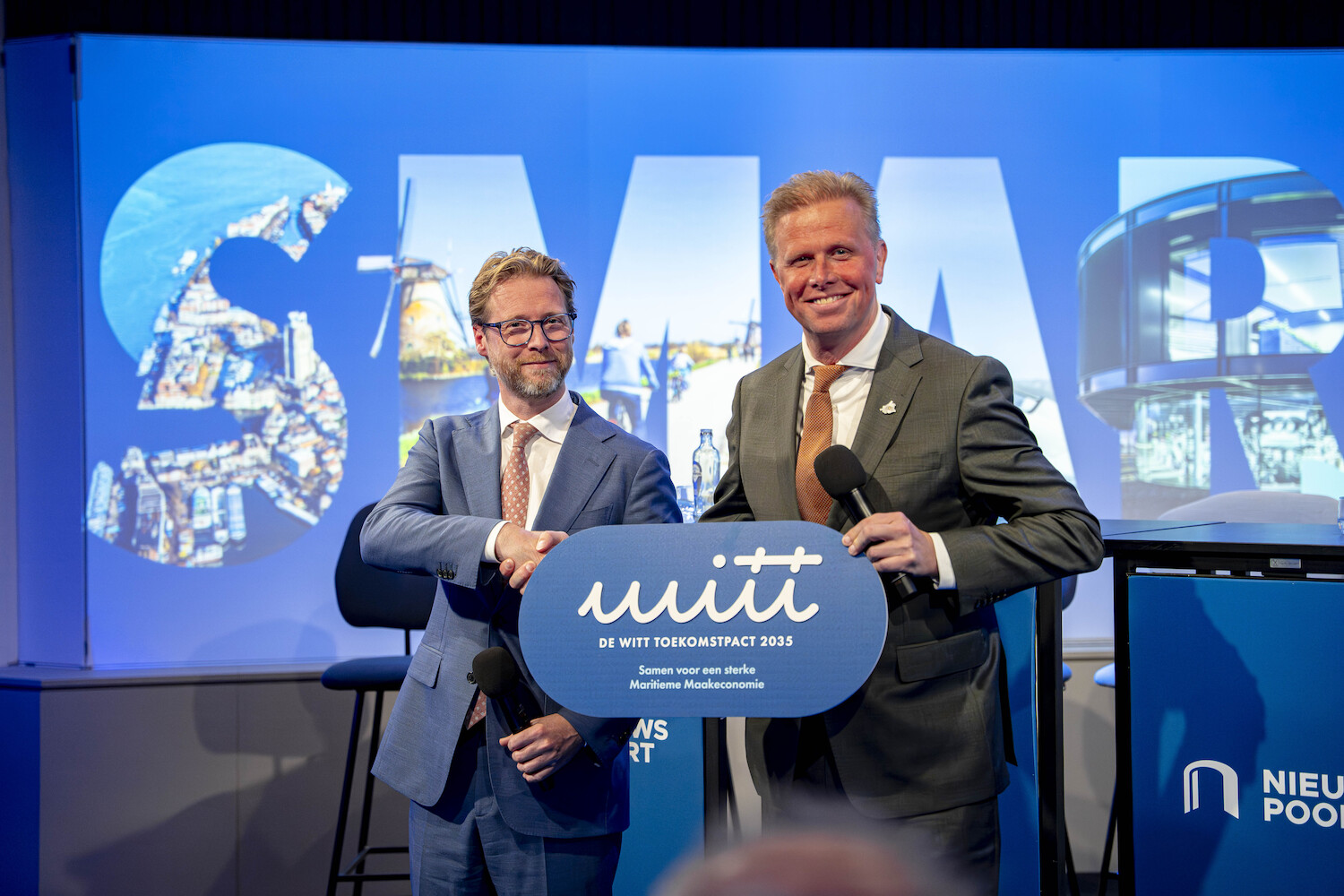 Arne Weverling, namens De VVD gedeputeerde van Provincie Zuid-Holland nam het eerste exemplaar in ontvangst van wethouder Maarten Burggraaf