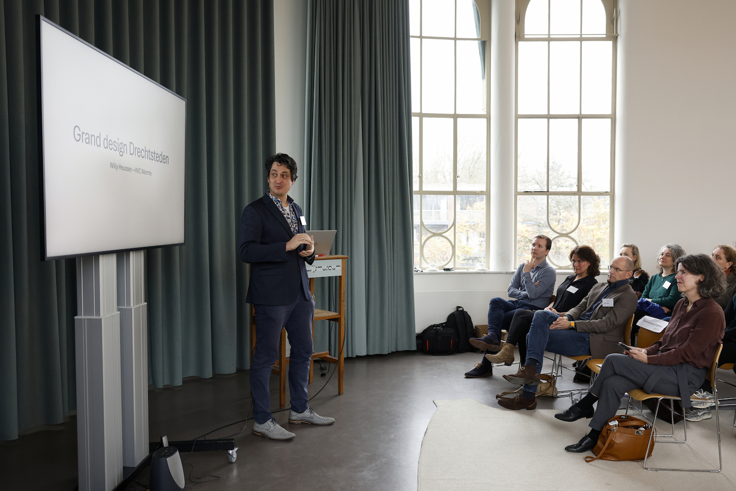 Eric Dieleman (Regisseur Warmtetransitie Drechtsteden) aan het woord over Grand Design Drechtsteden tijdens het werkbezoek. 