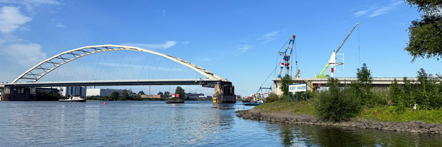 Papendrechtsebrug tijdens de renovatieperiode vanaf het water aan de kant van Kooyhaven (Papendrecht)