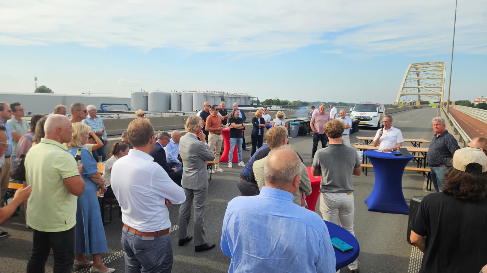Adri de Groot, directeur Rijkswaterstaat spreekt aanwezigen toe tijdens bijeenkomst op de afgesloten Papendrechtsebrug.