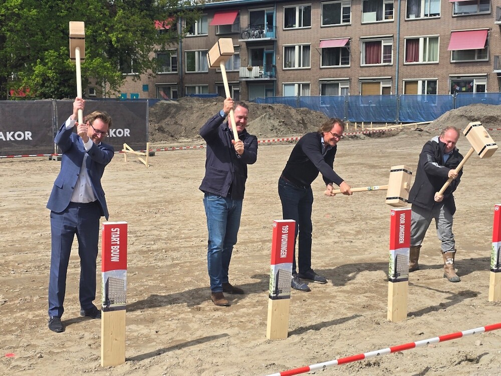 Wethouder Maarten Burggraaf van gemeente Dordrecht, Taco Platenburg (ontwikkelaar TTP Vastgoed), Roderik Zegering Hadders (ontwikkelaar UrbanOne), Martijn Icke (aannemer AKOR) geven startsein bouw Thureborgh