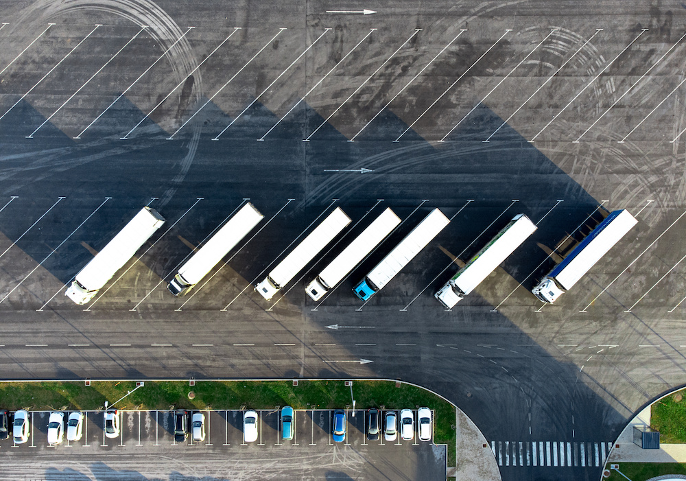 Bovenaanzicht van geparkeerde vrachtwagens