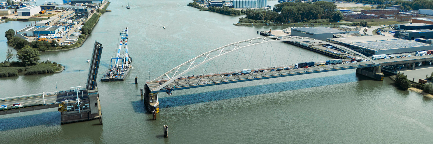 Luchtfoto van de Papendrechtsebrug (N3) met brugklep open