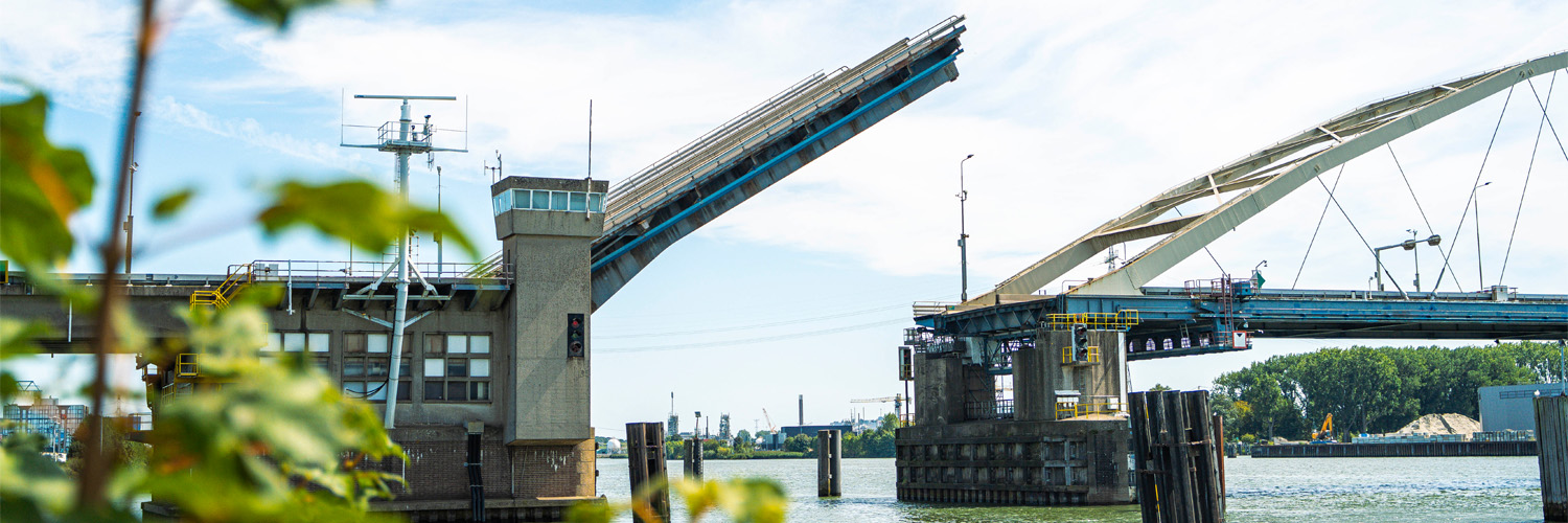 Geopende brugklep van Papendrechtsebrug op de N3