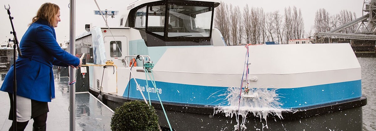 Gedeputeerde Jeannette Baljeu doopt eerste volledig elektrisch aangedreven waterbus voor Drechtsteden