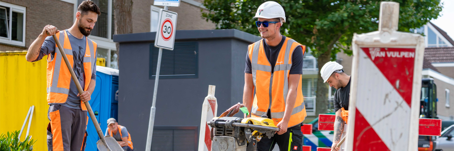 Mannen werken aan aanleg nieuwe trafohuisjes in Zwijndrecht