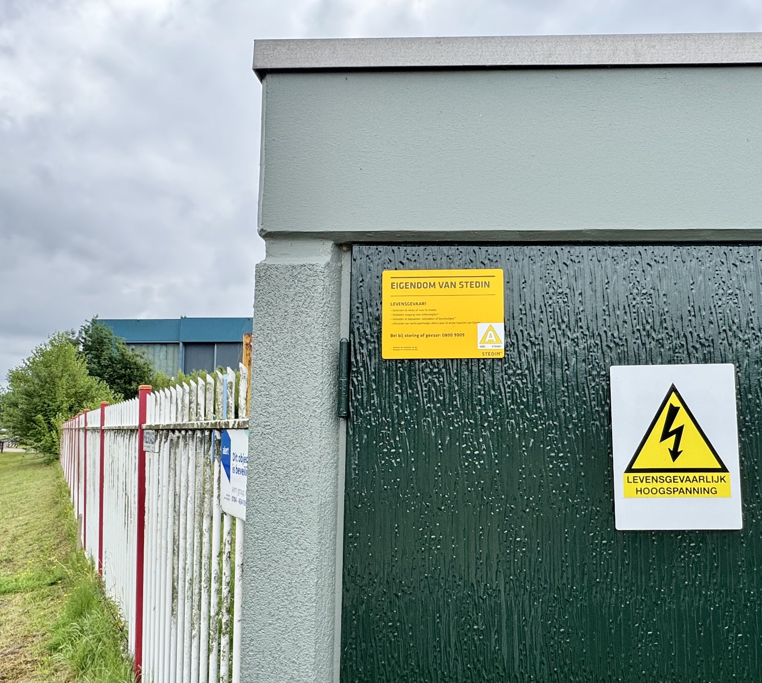 Close-up trafohuisje van Stedin in gemeente Zwijndrecht