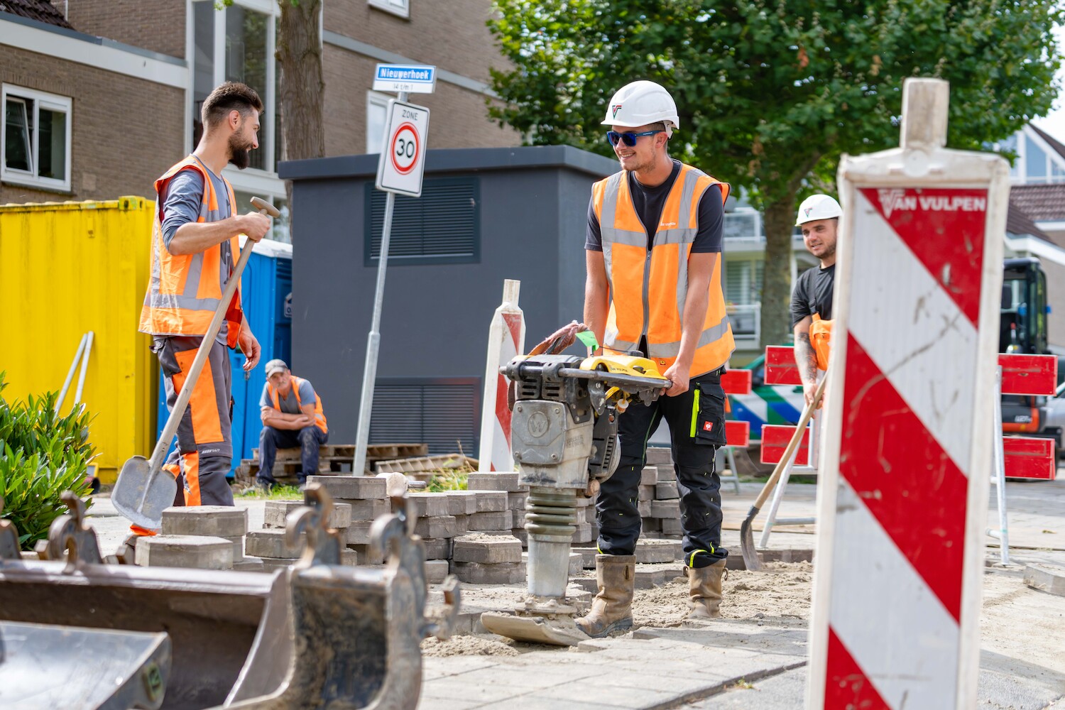Mannen werken aan aanleg nieuwe trafohuisjes