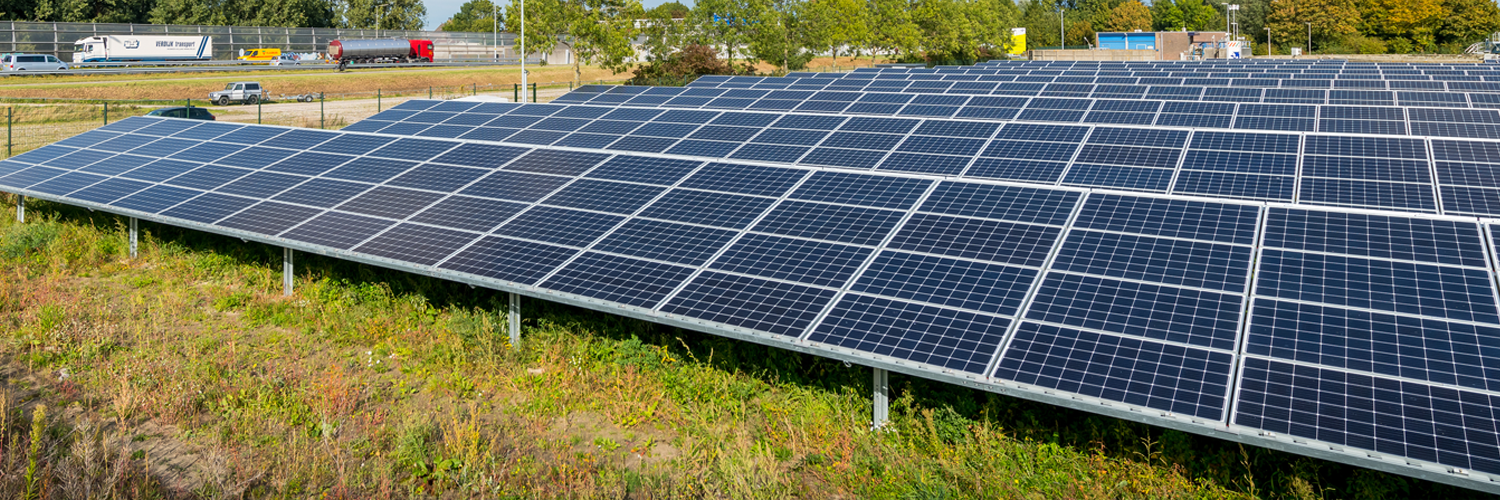 Zonnepanelen langs de snelweg