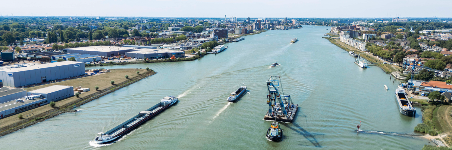 Luchtfoto van de Beneden-Merwede met schepen