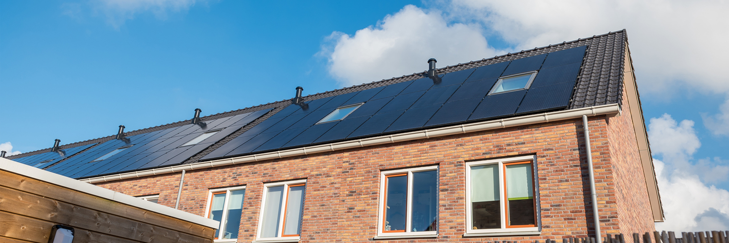 Zonnepanelen op dak van hoekhuis