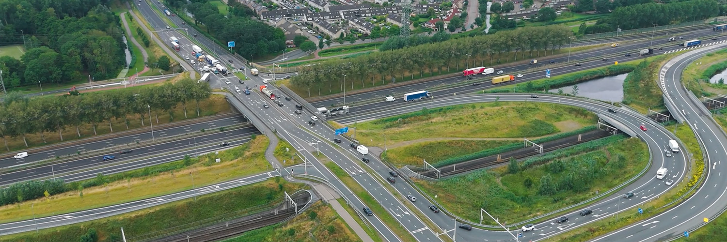 Luchtfoto van knooppunt snelweg in regio Drechtsteden