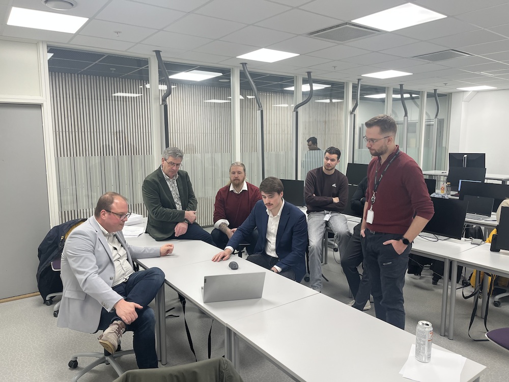 Jan en Obbe met groep studenten Kongsberg 27 nov 2025