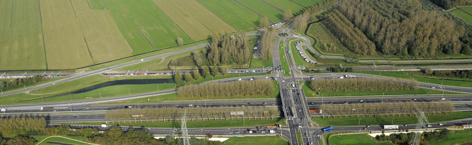 Een luchtfoto van de afrit bij de A15 in Papendrecht,