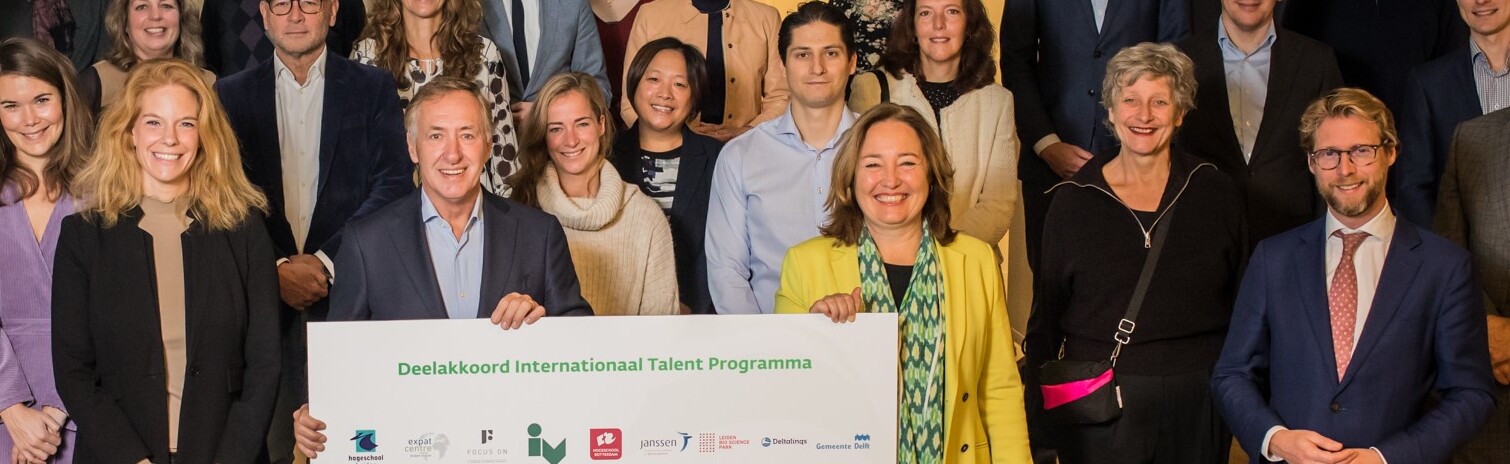 Partners van het Internationaal Talent Deelakkoord samen samen op de foto. Smart Delta Drechtsteden is hier onderdeel van.