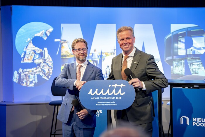 Wethouder Maarten Burggraaf en Arne Weverling met bord van De Witt Toekomstpact tijdens Nieuwspoort