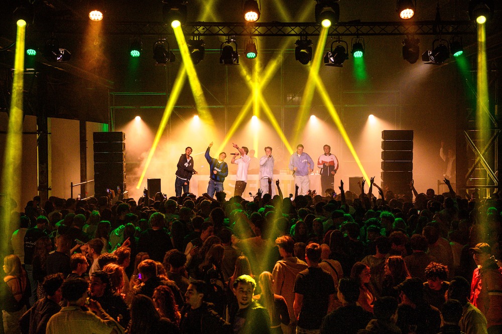 Eén van de optredens voor groot publiek studenten tijdens DS Studentenfestival 2026