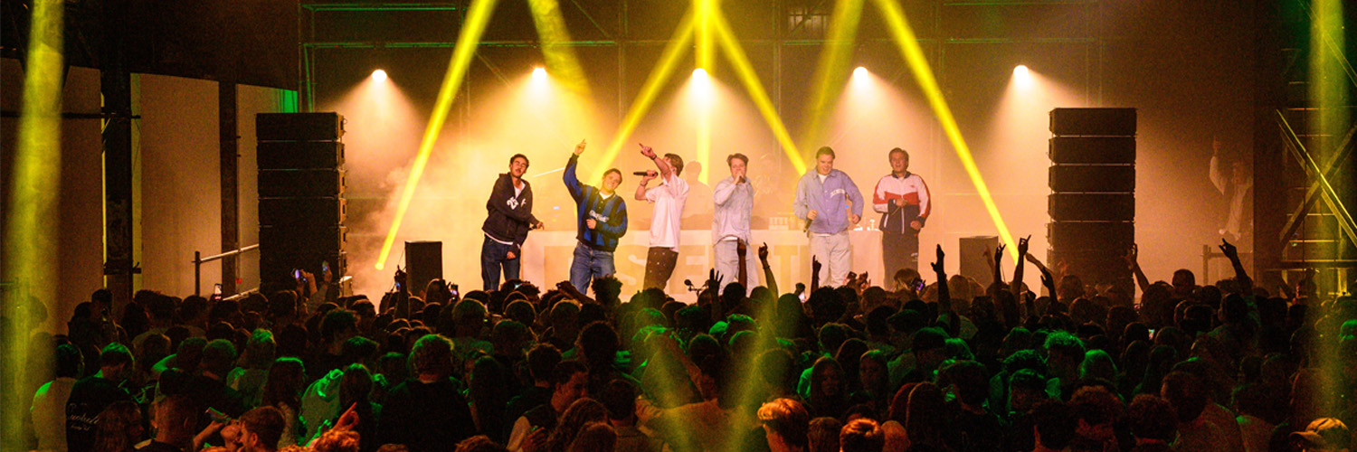 Artiest op podium voor groot publiek studenten tijdens DS Studentenfestival 2025