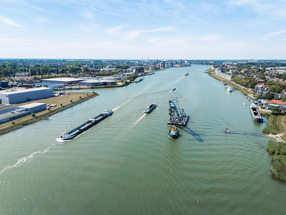 Luchtfoto van de rivier de Merwerde met twee vrachtschepen