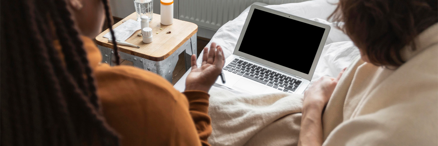 Twee vrouwen thuis achter een laptop bespreken financiële zaken